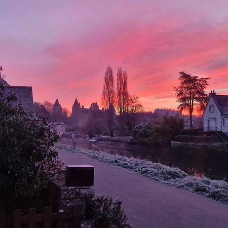 Gite Maisonnette- Et A Cote Coule Une Riviere Josselin Kültér fotó