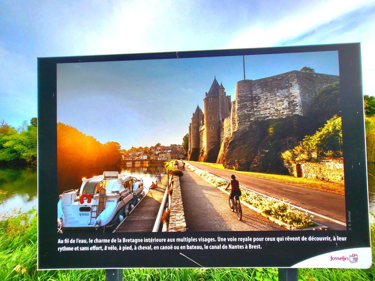 Gite Maisonnette- Et A Cote Coule Une Riviere Josselin Kültér fotó