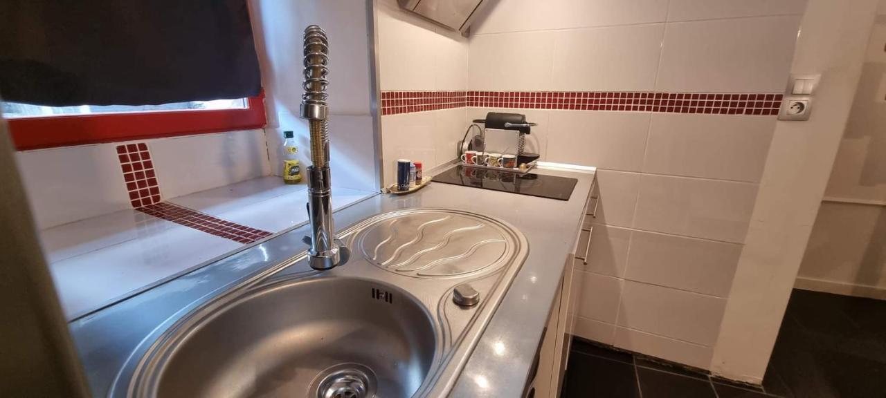 Gite Maisonnette- Et A Cote Coule Une Riviere Josselin Kültér fotó
