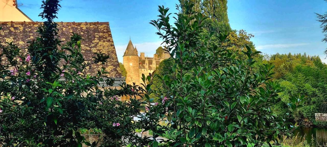 Gite Maisonnette- Et A Cote Coule Une Riviere Josselin Kültér fotó