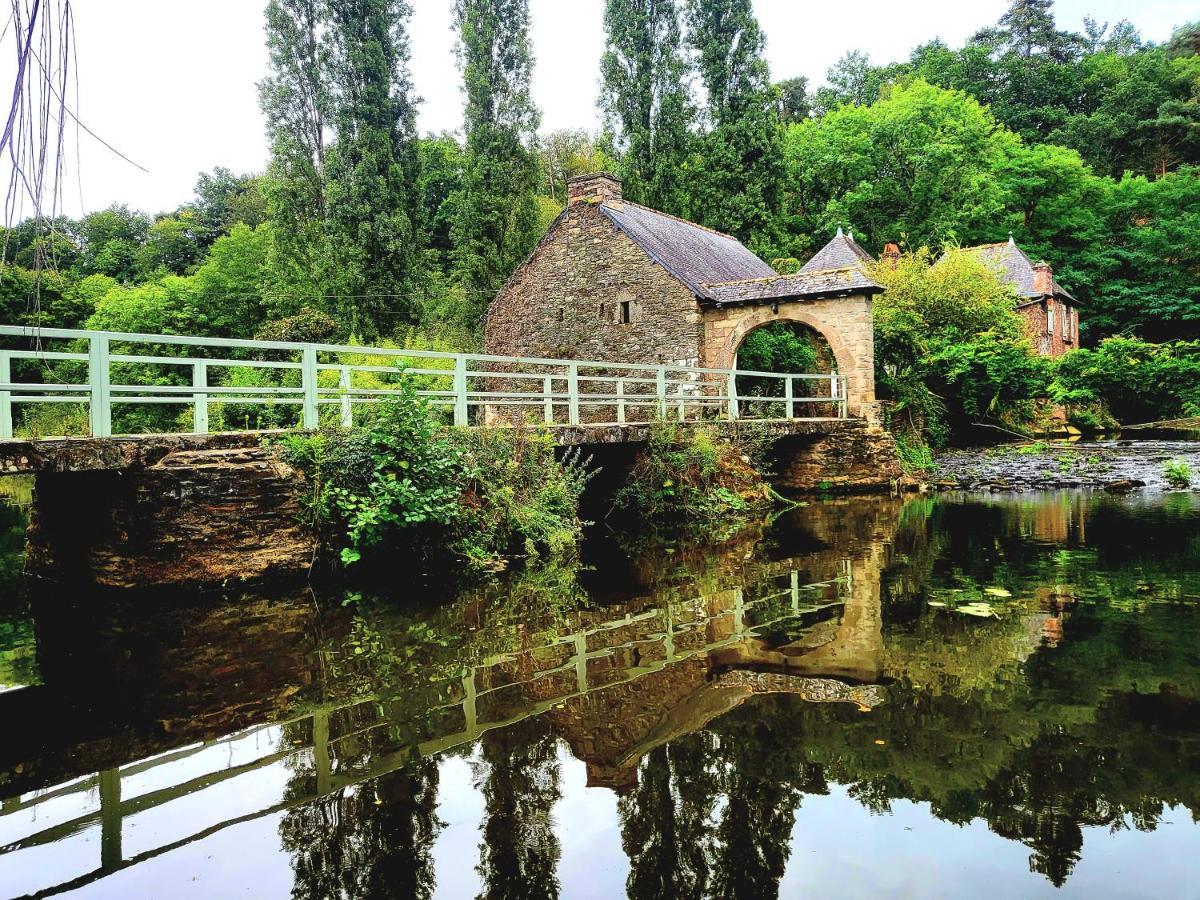 Gite Maisonnette- Et A Cote Coule Une Riviere Josselin Kültér fotó