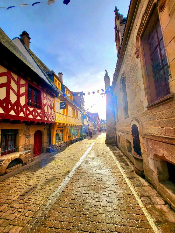 Gite Maisonnette- Et A Cote Coule Une Riviere Josselin Kültér fotó