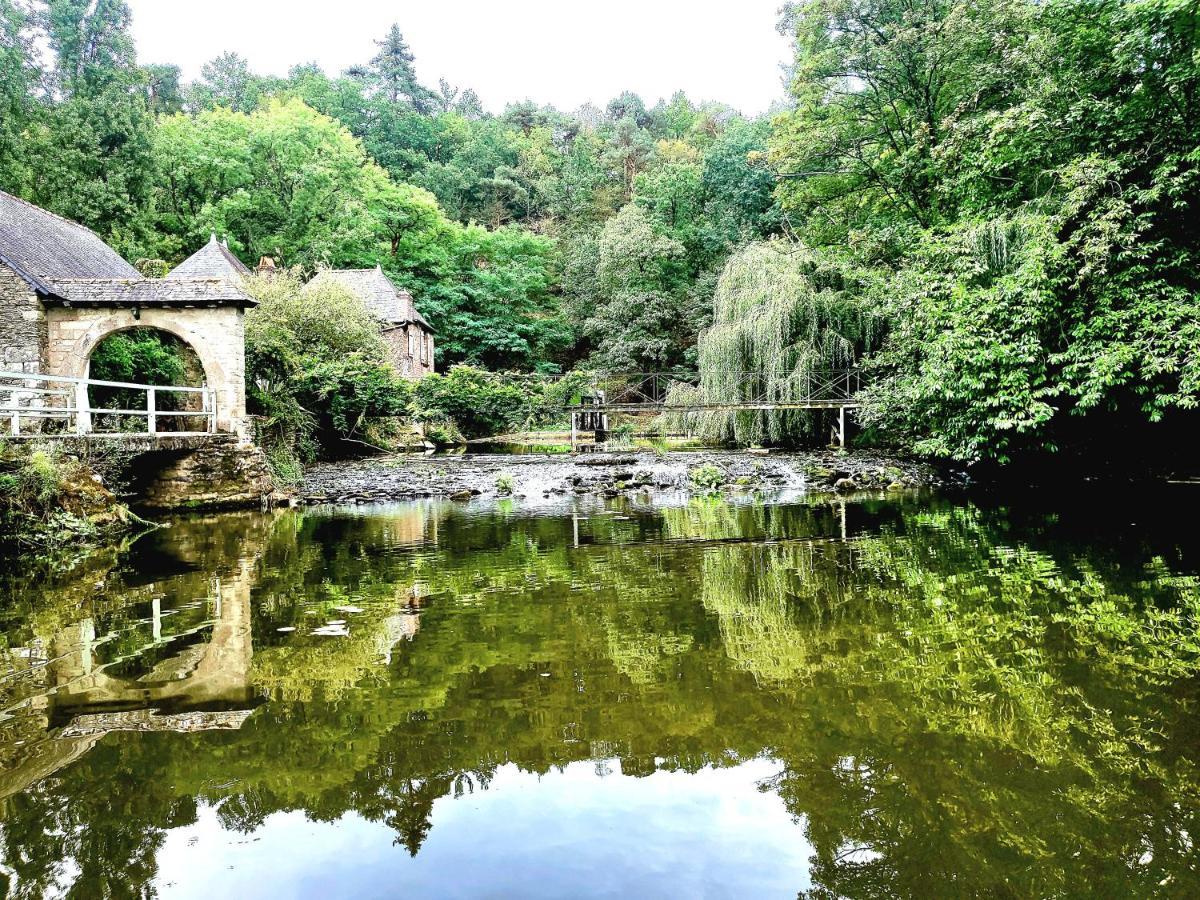 Gite Maisonnette- Et A Cote Coule Une Riviere Josselin Kültér fotó