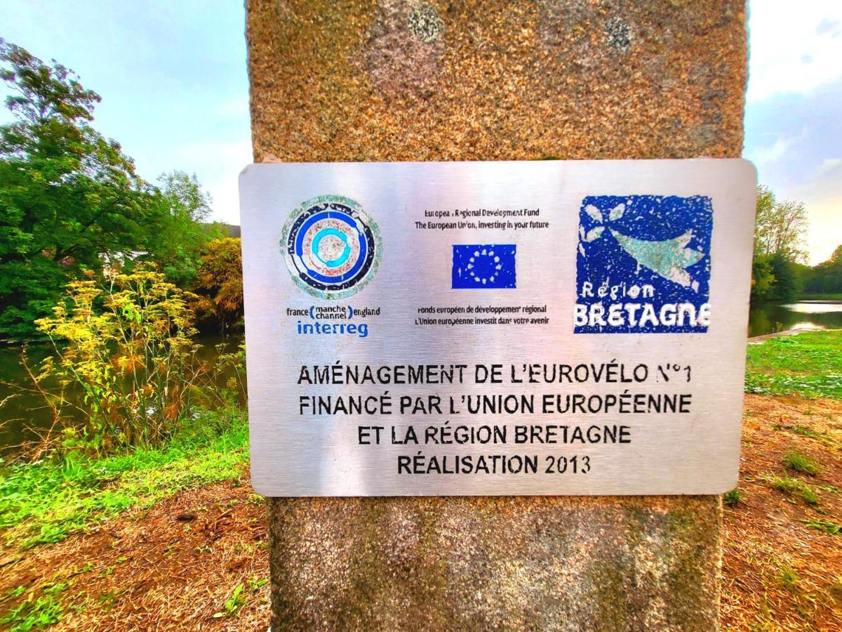 Gite Maisonnette- Et A Cote Coule Une Riviere Josselin Kültér fotó