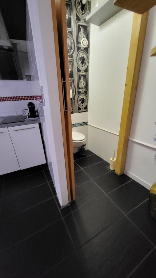 Gite Maisonnette- Et A Cote Coule Une Riviere Josselin Kültér fotó